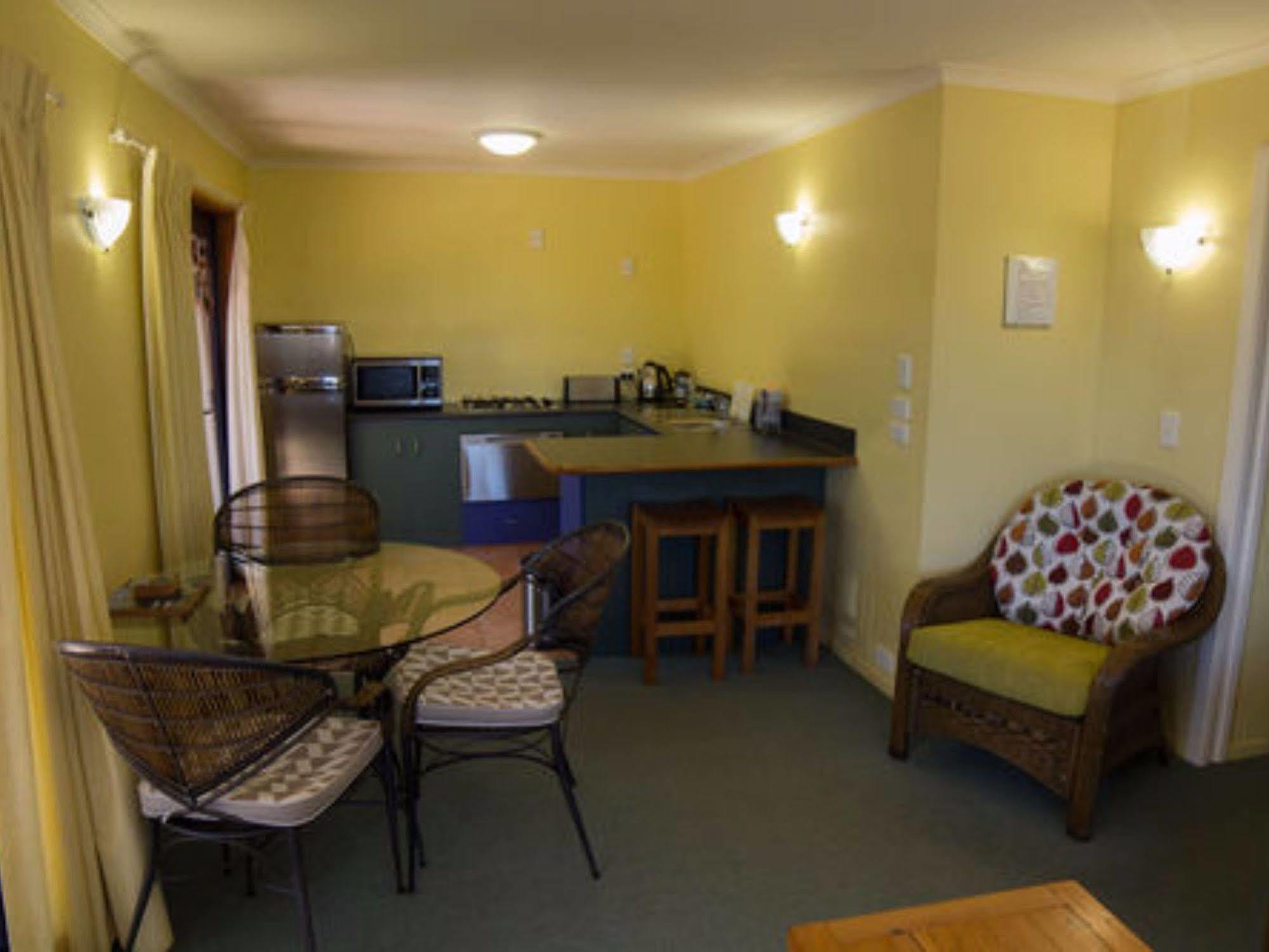 Boatshed Motel Apartments Маунт-Маунгануй Екстер'єр фото
